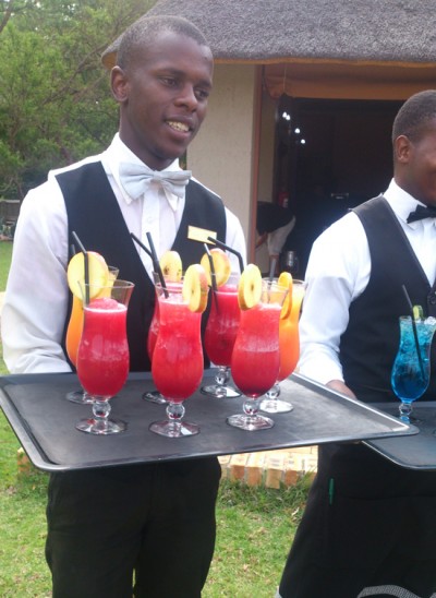 cocktails-with-waiter