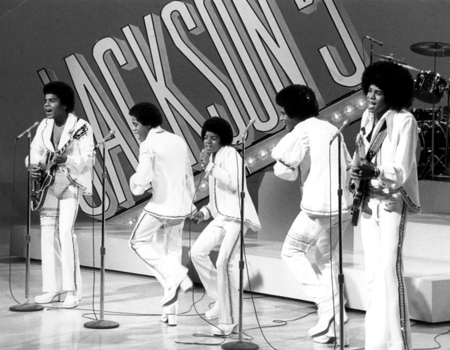 Following the death of Joe Jackson who was suffering from cancer, we look at The Jackson 5 live performance Get It Together