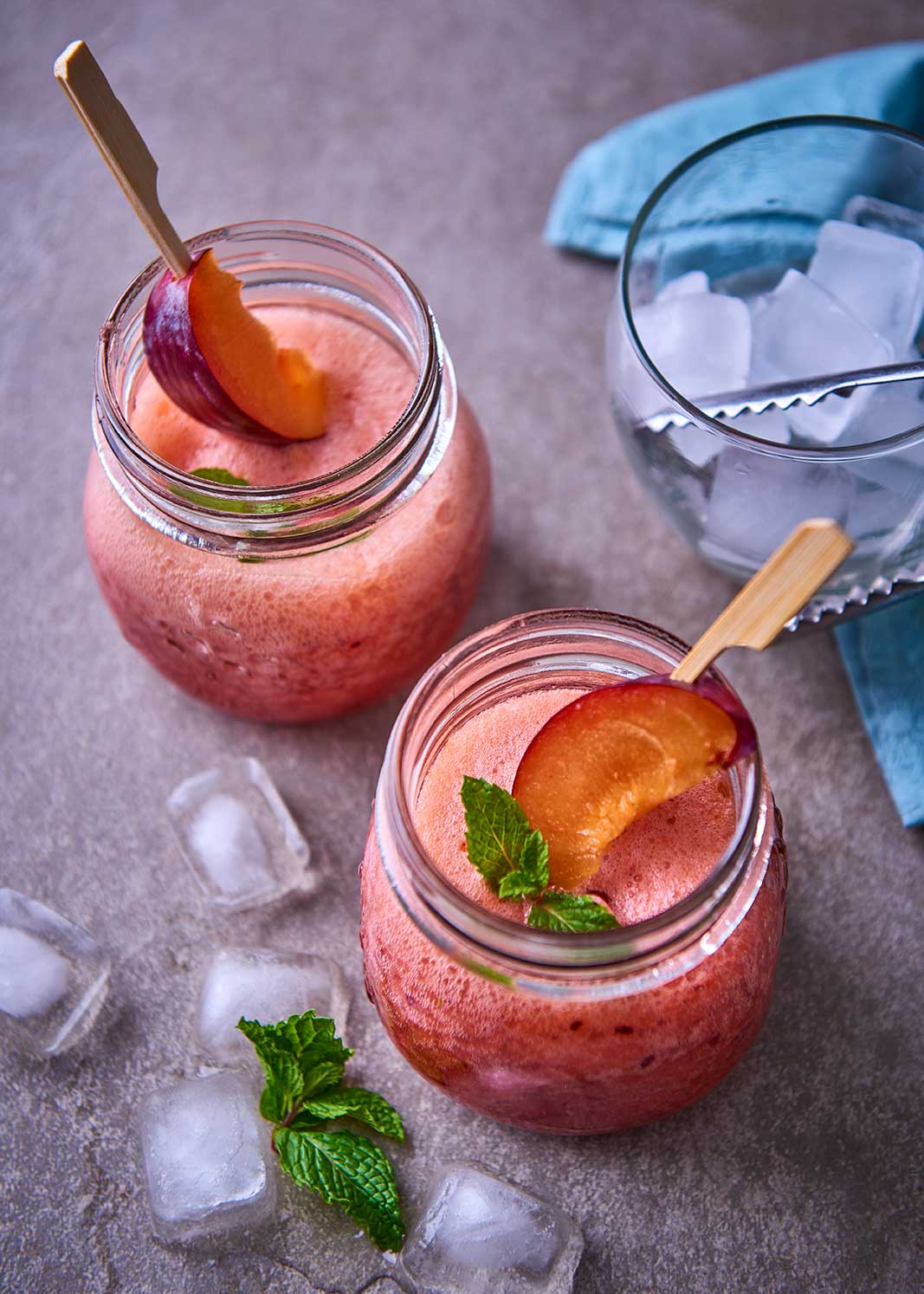5 minutes to make this quick and easy peach cocktail recipe