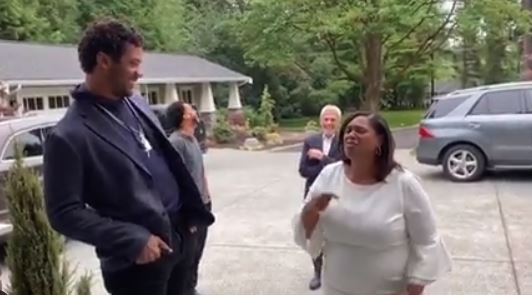 Russell Wilson surprises his mom with a new house
