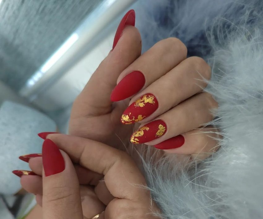 40 Beautiful Christmas Nail Designs On Short Nails - Social Beauty Club