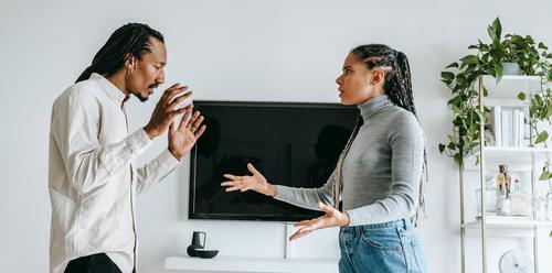 5 Common pet peeves during dating Bona Magazine