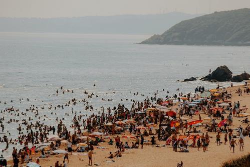 Local Capetonians fight the rental market one beach at a time Bona