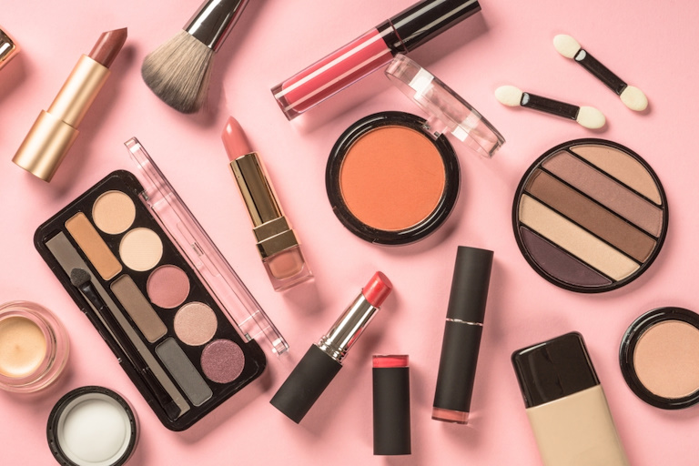 Warren Killian make-up tips, matte foundation South Africa, selfie ready look Joburg, Mocha Mouse 2025 Pantone, Durban make-up artist, flawless skin on camera, powder for T-zone shine, Huda Beauty Faux Filter, Estée Lauder Double Wear, Bona Magazine