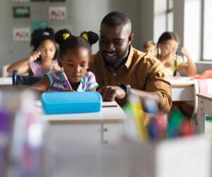 Eastern Cape teacher braiding student’s hair, viral teacher video South Africa, classroom act of kindness, Ubuntu in education, South African teacher love, Bona Magazine