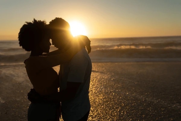 woman being treated well by partner, boyfriend doing hair and nails, romantic gestures in South Africa, consistency in love, viral TikTok video, Bona Magazine