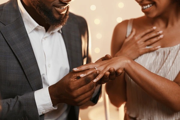 couple in restaurant proposal ring box, subtle love gesture, emotionless proposal viral video, South African reaction, Bona Magazine