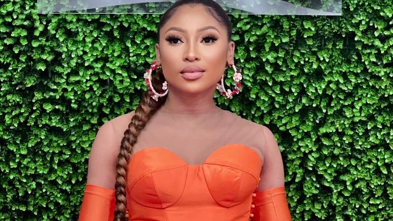 Enhle Mbali Mlotshwa singing on stage, Enhle Mbali Mlotshwa Johannesburg event, Enhle Mbali Mlotshwa celebrity smile, Bona Magazine