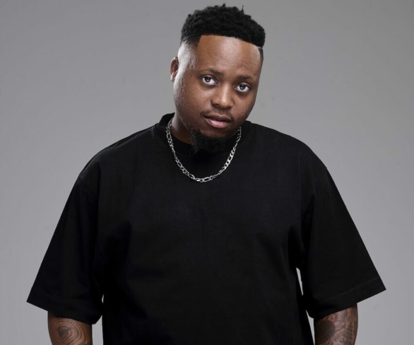 Bona Magazine, Kelvin Momo Johannesburg performance, Sam Deep amapiano DJ in studio, fans reacting to amapiano news online