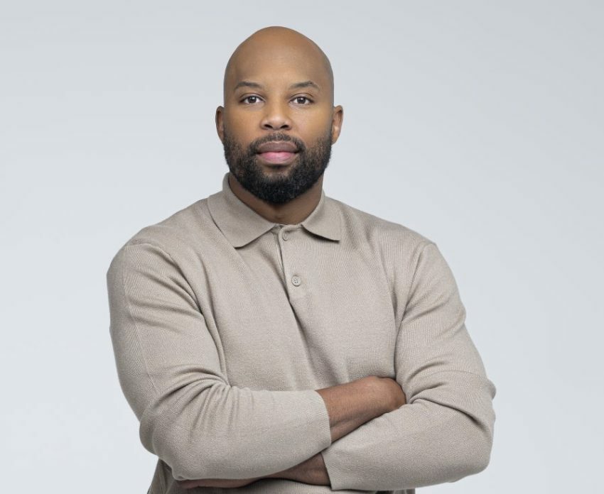 Sizwe Dhlomo at Kaya FM Johannesburg, Sizwe Dhlomo radio studio Johannesburg, Sizwe Dhlomo live on air Johannesburg, Kaya FM radio station Johannesburg exterior, radio DJ handling requests South Africa, South African listeners at live radio show Johannesburg, Bona Magazine