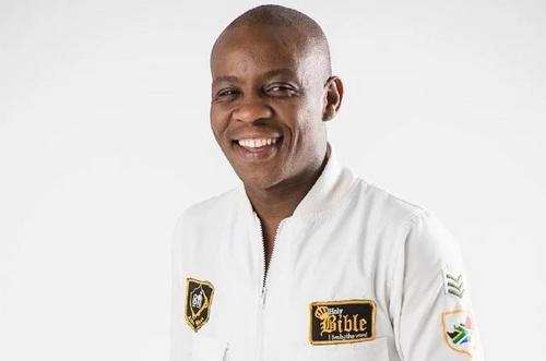 Simphiwe Mtshali smiling on YoTV set, Simphiwe Mtshali interview shirtless family background, South African TV actor Simphiwe Mtshali unemployment, Bona Magazine