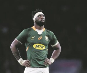 Siya Kolisi laughing with friends, Siya Kolisi TikTok video moment, Siya Kolisi South Africa rugby captain, TikTok gesture South African rugby star, Celebrities trending on TikTok South Africa, Springboks captain off-field fun, Bona Magazine
