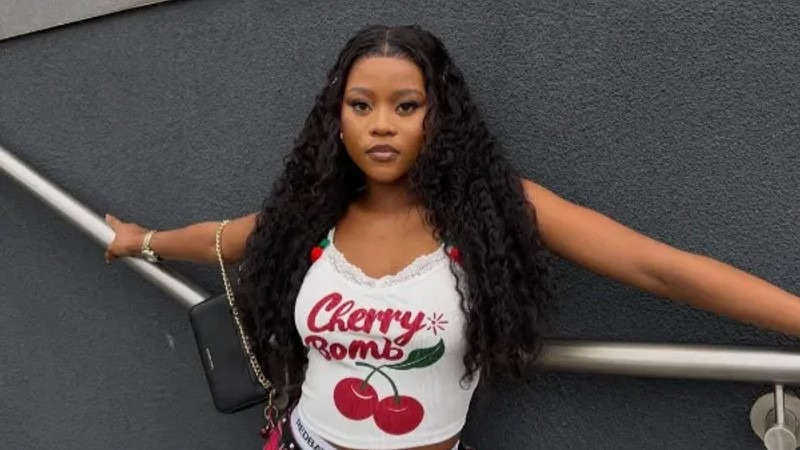 Naledi Aphiwe portrait, Naledi Aphiwe live performance, Naledi Aphiwe Zimbabwe concert, South African singer on stage, African music performance, celebrity news South Africa, Bona Magazine