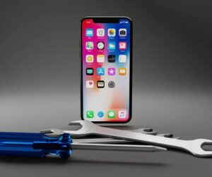 Nosiviwe Mdingi repairing smartphone, affordable phone repair Blackheath, Cape Town community phone repairs, replacement phone screen South Africa, elderly customer smartphone help, women entrepreneurs Western Cape, Bona Magazine