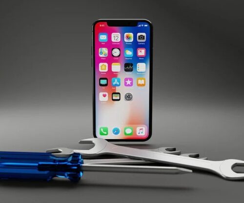 Nosiviwe Mdingi repairing smartphone, affordable phone repair Blackheath, Cape Town community phone repairs, replacement phone screen South Africa, elderly customer smartphone help, women entrepreneurs Western Cape, Bona Magazine