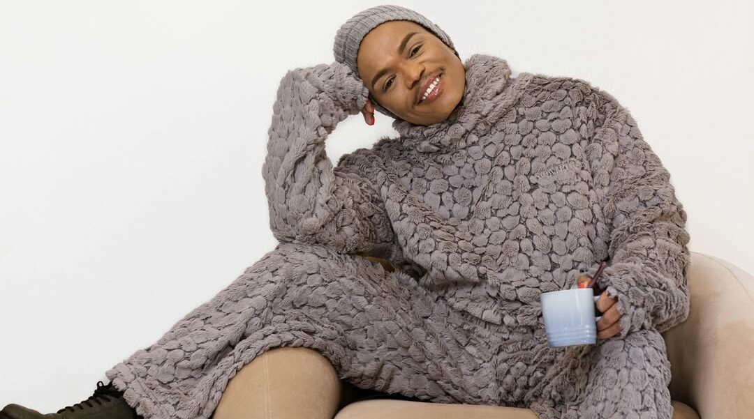 Somizi showed himself cooking with a fan.