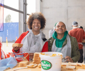 Marc Lottering helps children in need with tasty sandwiches.